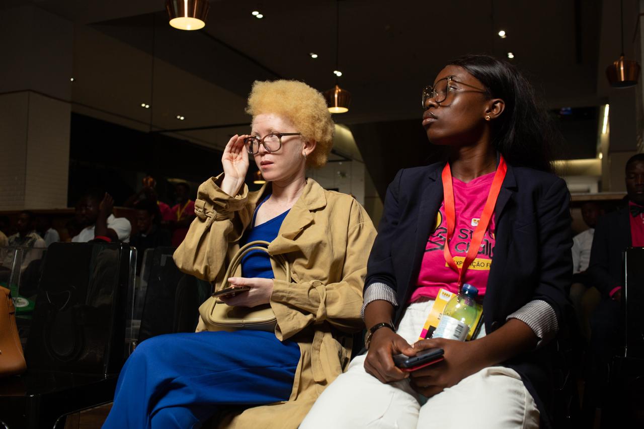 Mulheres felizes em um evento