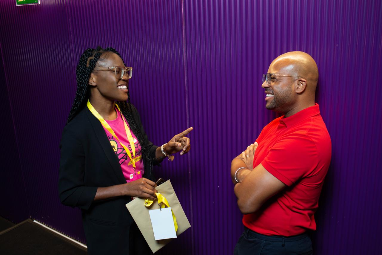 Pessoas em uma mesa no evento