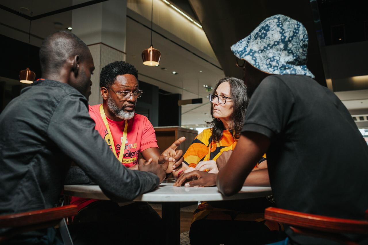 Pessoas trabalhando em computadores
