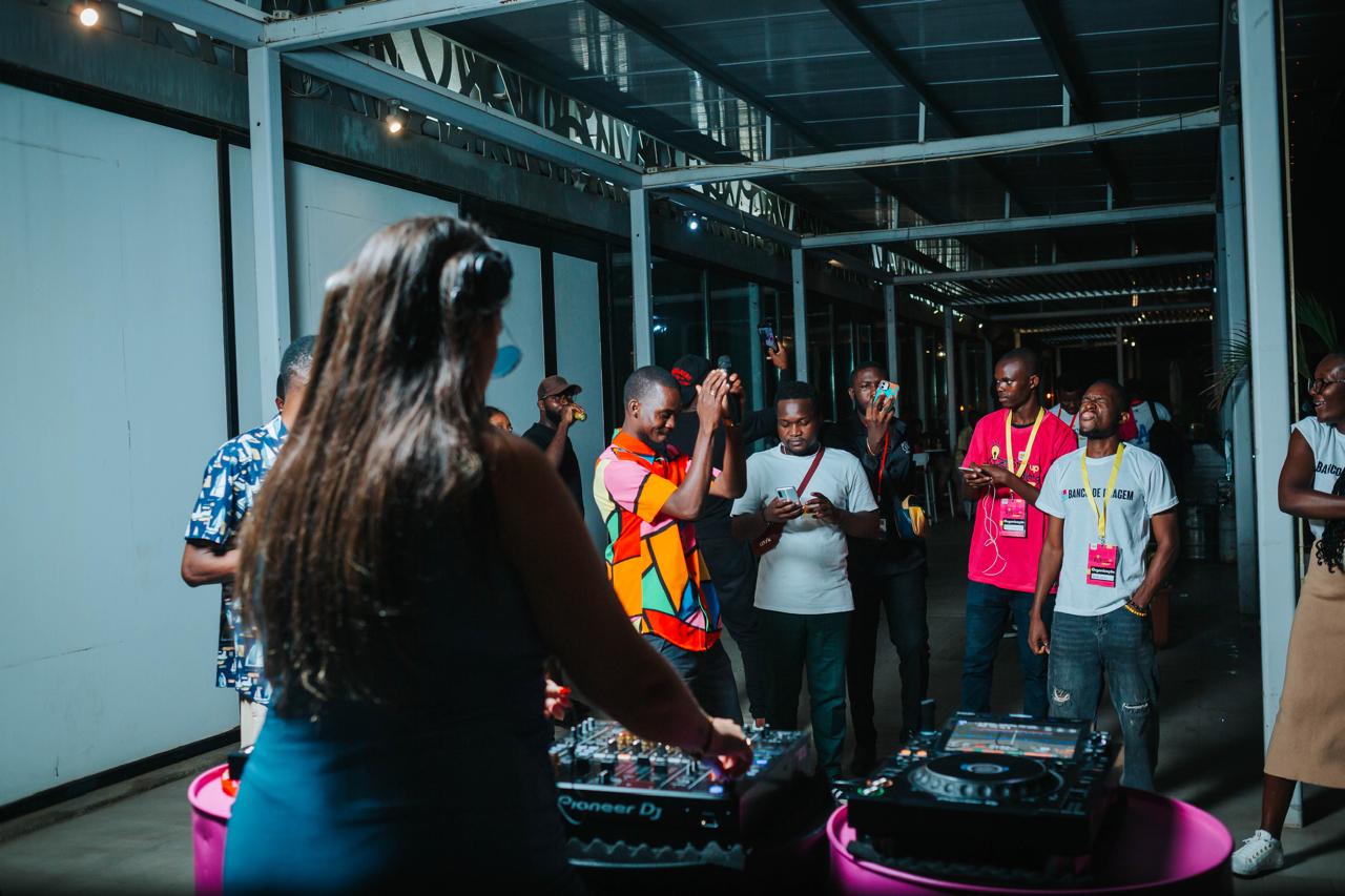 Visão noturna do evento