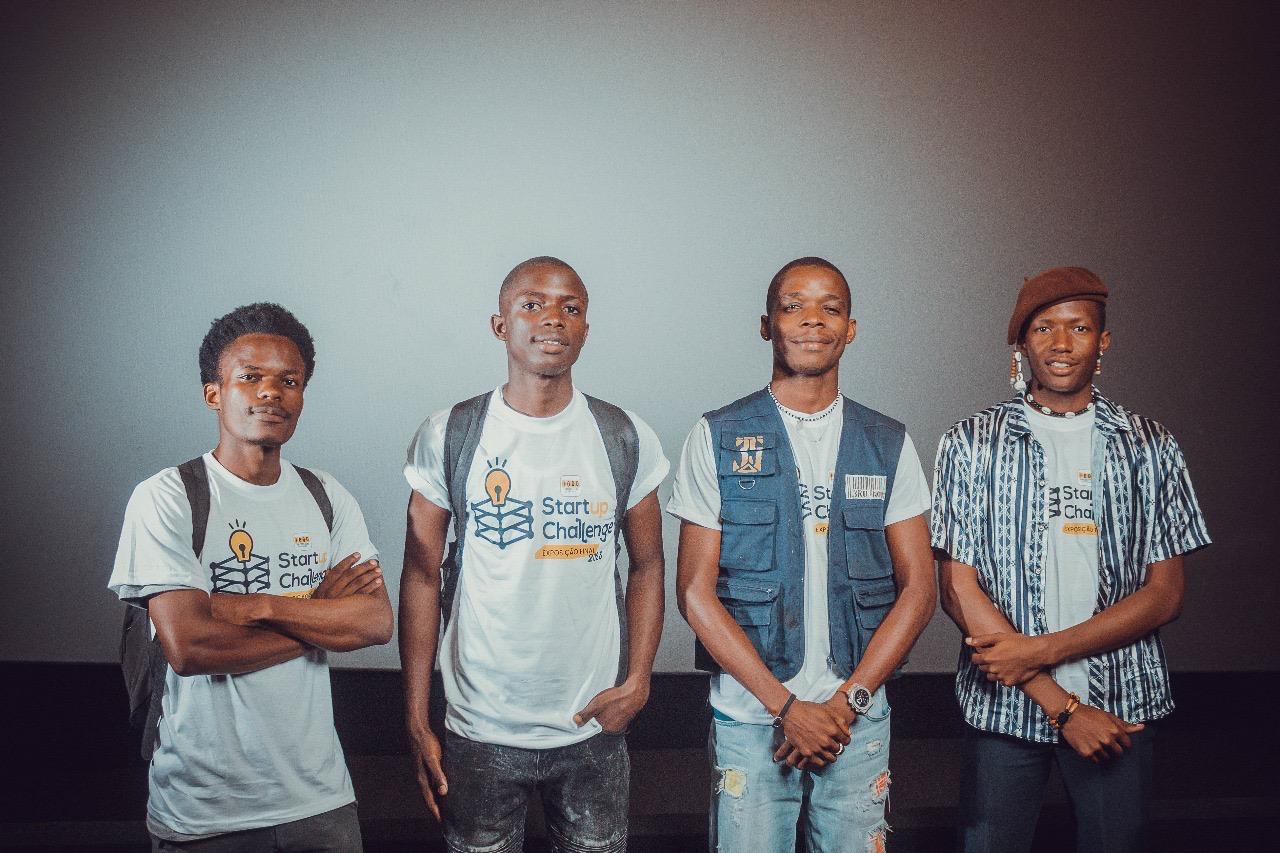 Equipa de startup a celebrar um sucesso.