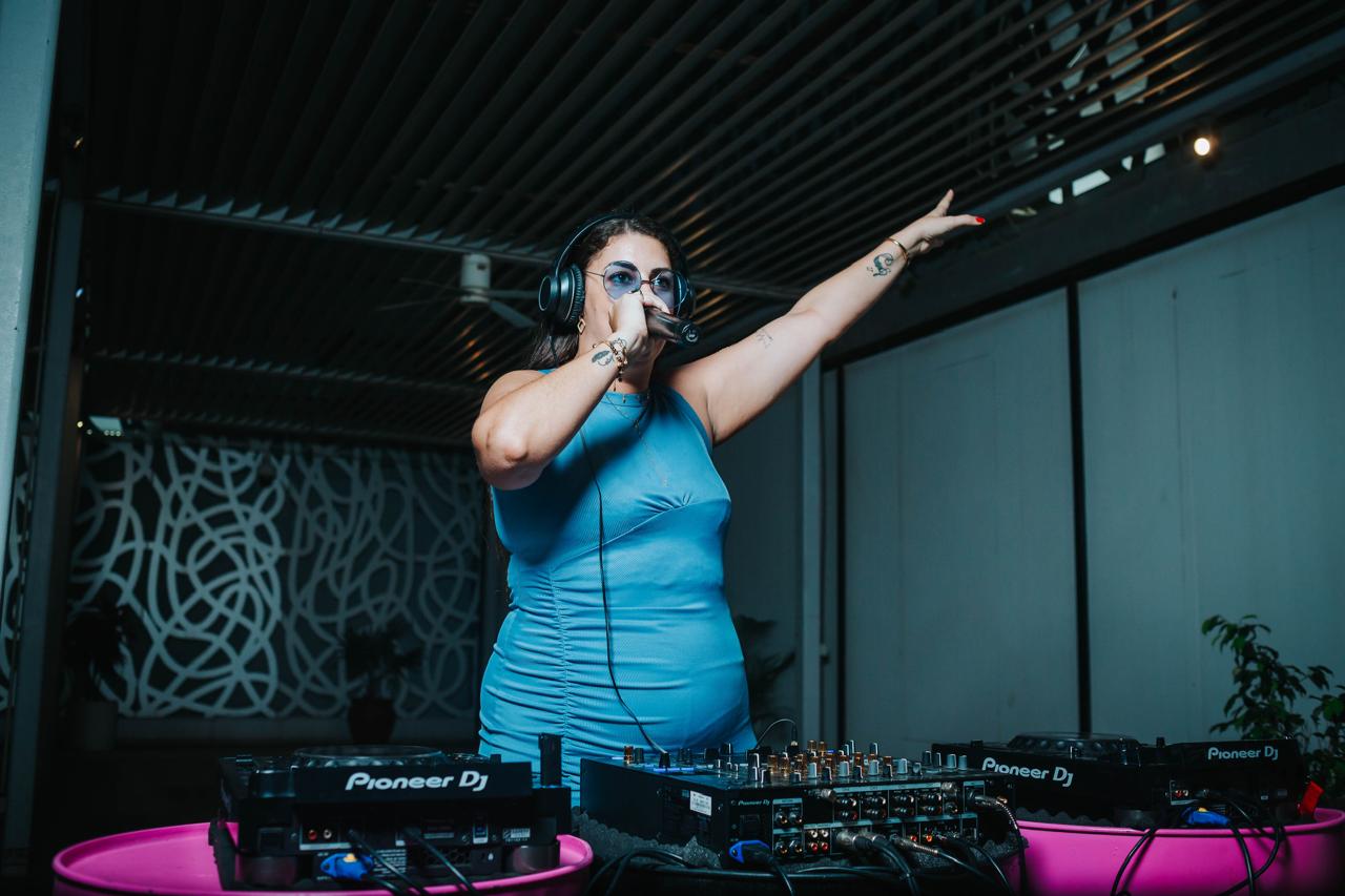 Pessoas no Night Summit se divertindo e conversando.