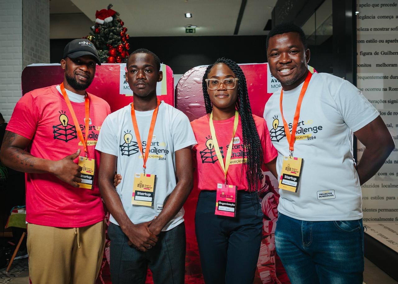 Pessoas em networking a interagir.